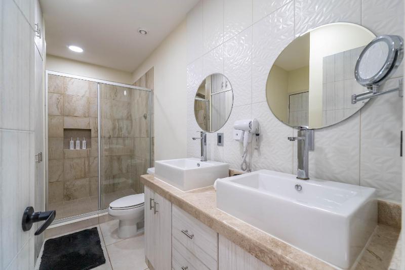 3 BD Suite with Balcony Gym Rooftop Pool Hot Tub - image 6