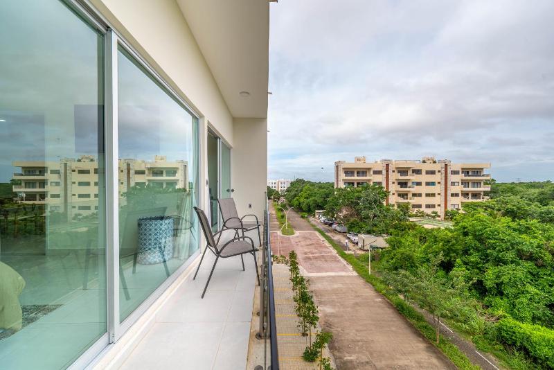 3 BD Suite with Balcony Gym Rooftop Pool Hot Tub - image 19