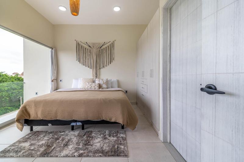 3 BD Suite with Balcony Gym Rooftop Pool Hot Tub - image 30