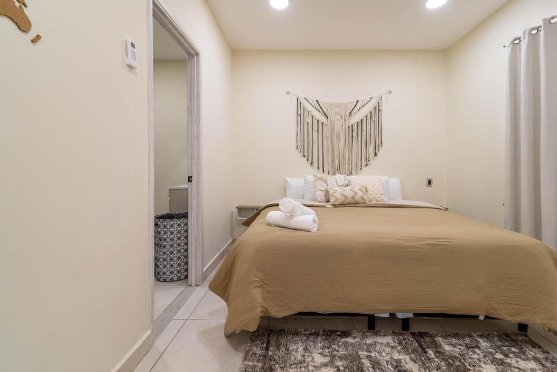 3 BD Suite with Balcony Gym Rooftop Pool Hot Tub - image 22