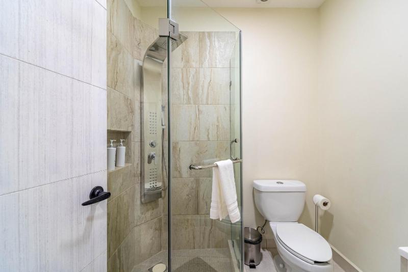 3 BD Suite with Balcony Gym Rooftop Pool Hot Tub - image 2