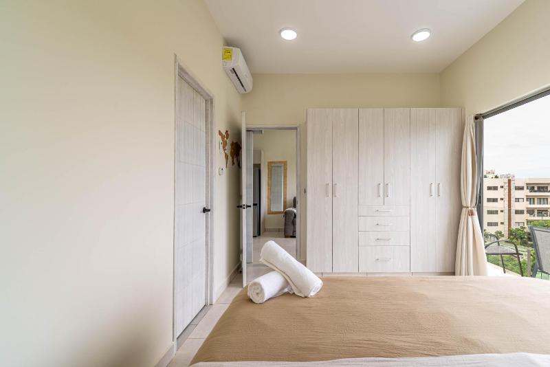 3 BD Suite with Balcony Gym Rooftop Pool Hot Tub - image 34