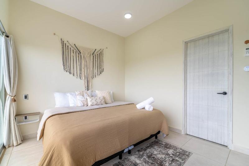 3 BD Suite with Balcony Gym Rooftop Pool Hot Tub - image 32