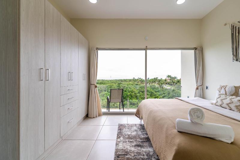 3 BD Suite with Balcony Gym Rooftop Pool Hot Tub - image 24