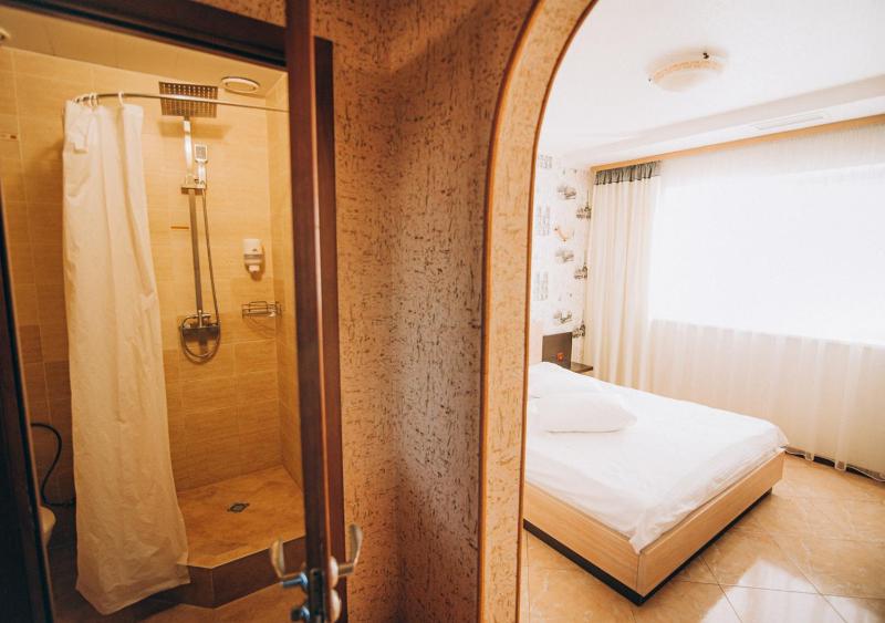 Standard Double Room image 4