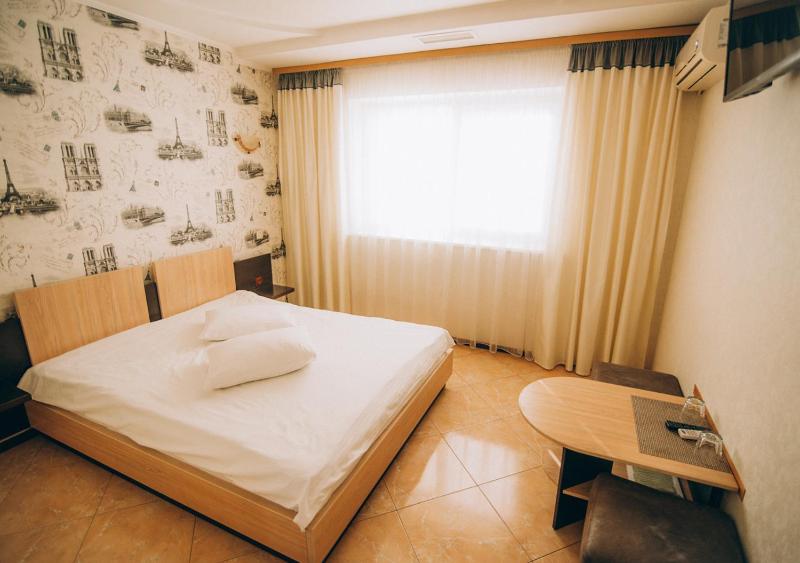 Standard Double Room image 3