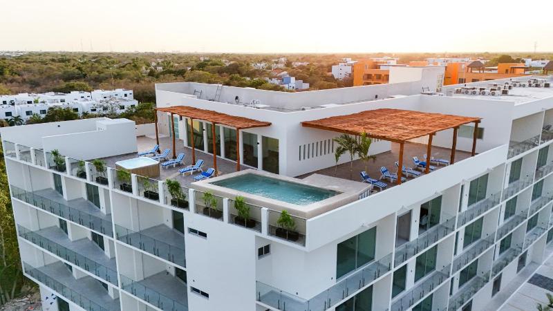 3 BD Suite with Balcony Gym Rooftop Pool Hot Tub - image 45