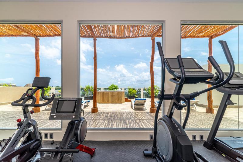 3 BD Suite with Balcony Gym Rooftop Pool Hot Tub - image 41