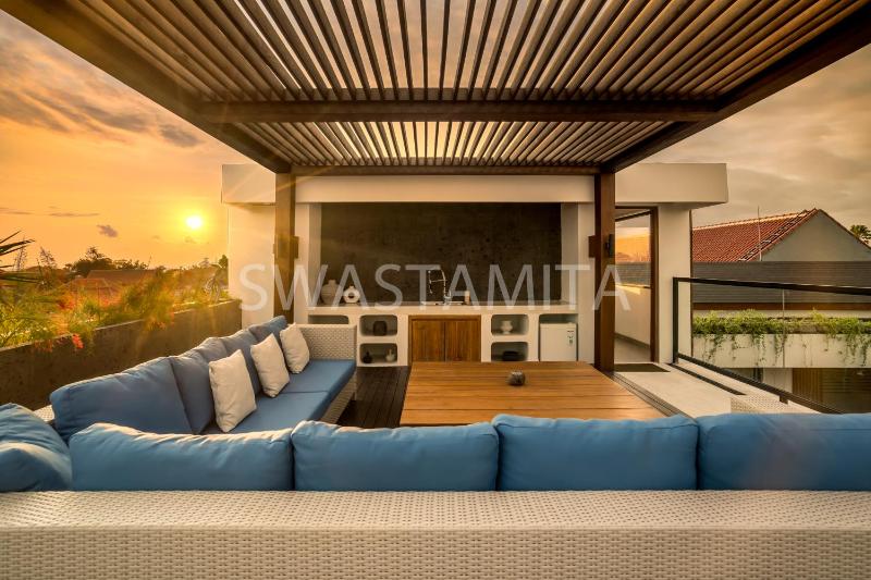 Luxe 5BR Villa 200m to Brawah Beach Retreat - image 4