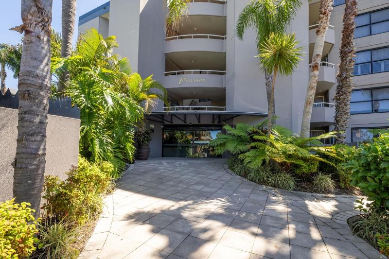 Florentine 13 11 Columbia Close -fabulous unit with air con wifi pool lift and waterviews - image 17