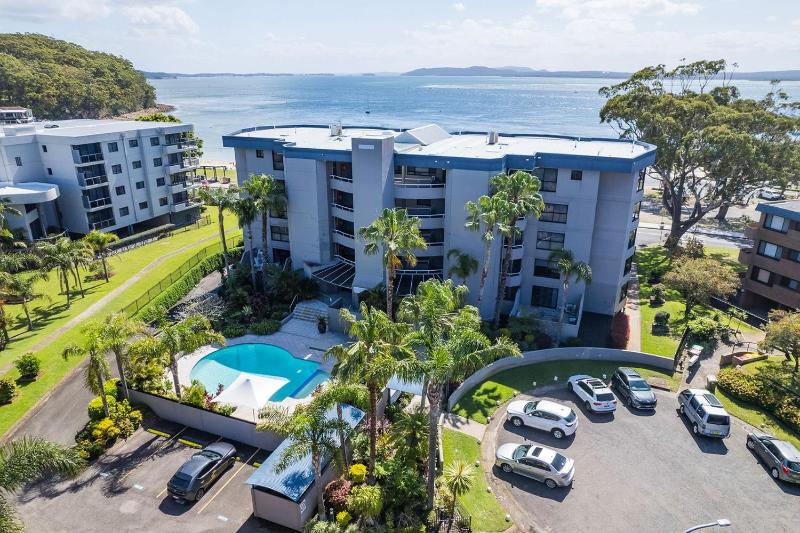 Florentine 13 11 Columbia Close -fabulous unit with air con wifi pool lift and waterviews - image 34