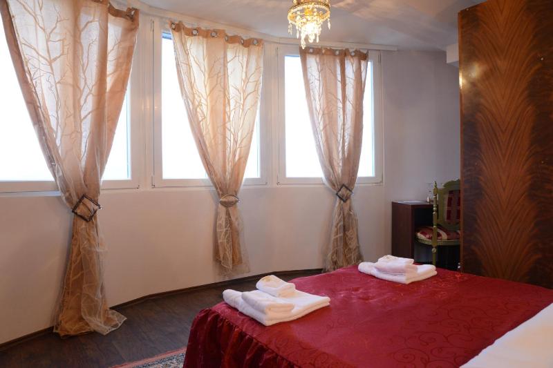 Triple Room with City View image 1