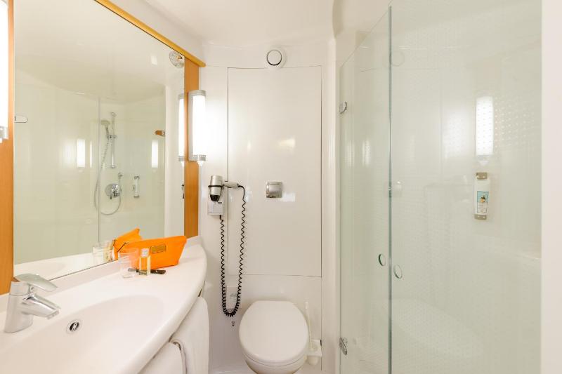 Standard Twin Room image 2