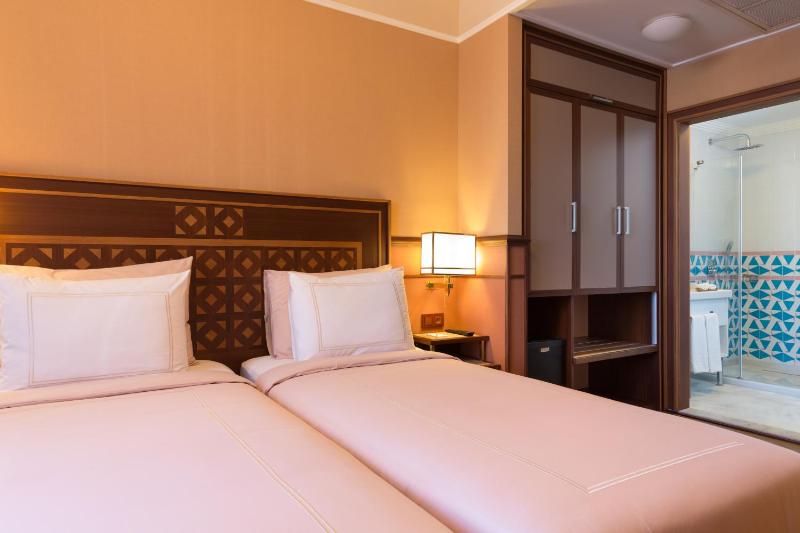 Superior Twin Room image 3