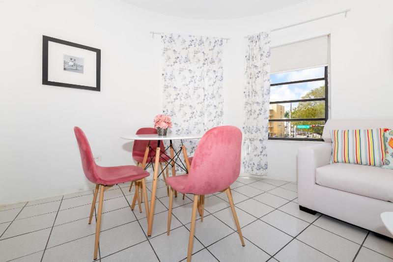 Art Deco Washingthon Apartment - image 33
