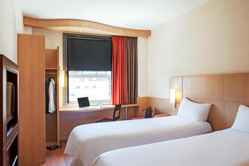 Standard Twin Room image 2