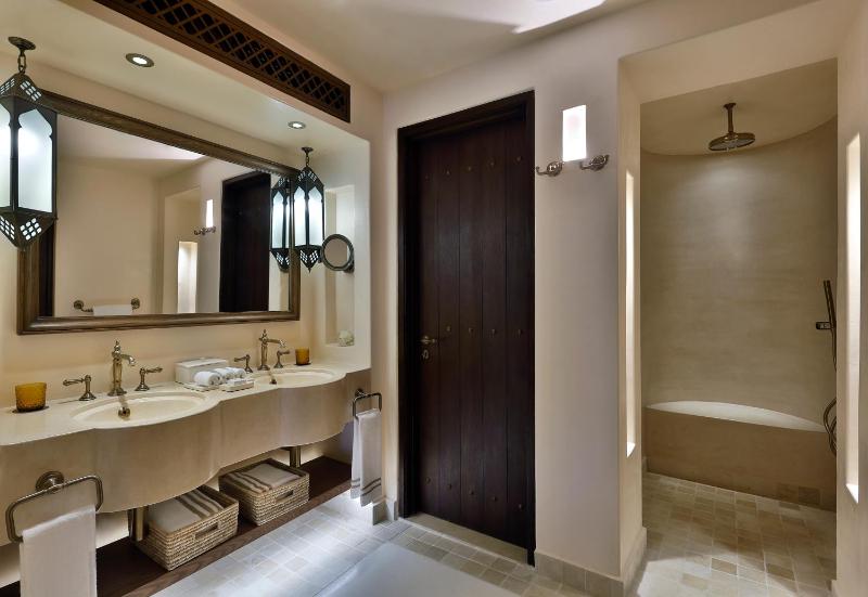 Deluxe, Guest room, 1 King, Desert view, Balcony image 1