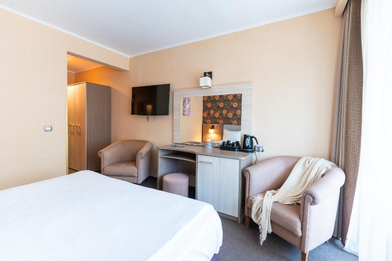 Standard Double Room with Spa Access image 4