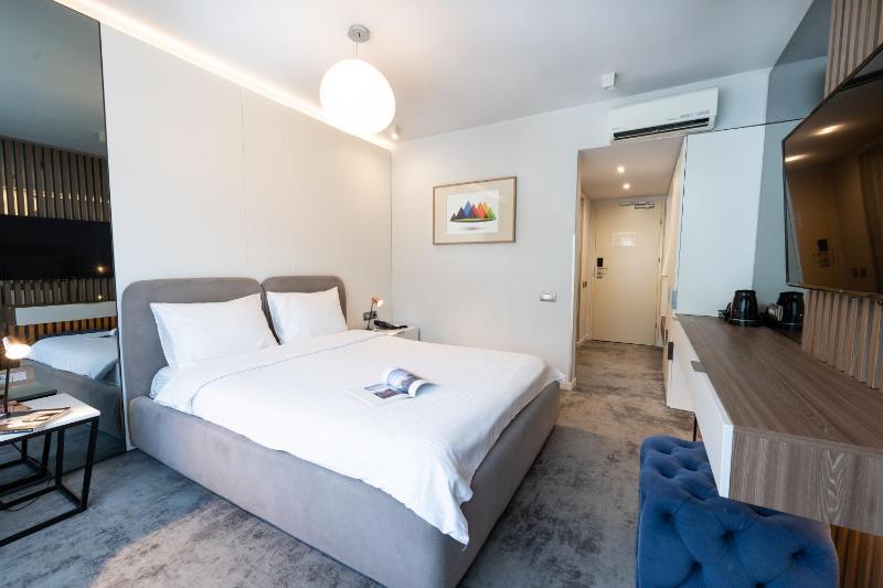 Deluxe Double Room with Spa Access image 3