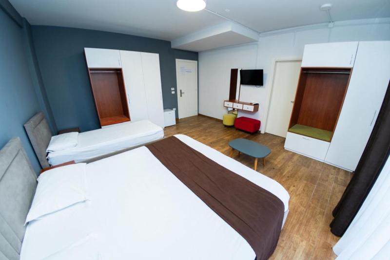 Triple Room with Balcony image 1