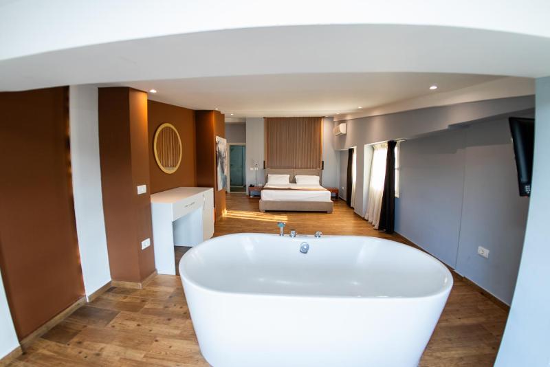 Suite with Lake View image 4