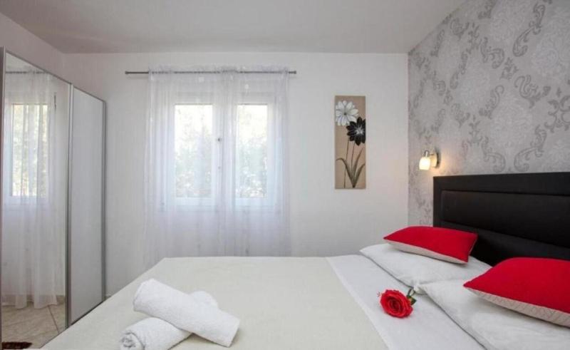 House Mirka - image 13