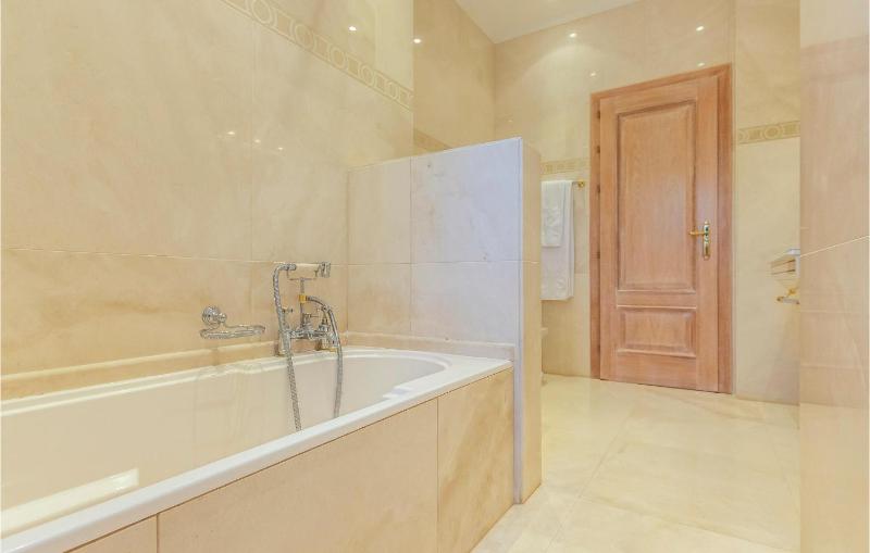 Luxurious Home In Málaga - image 10