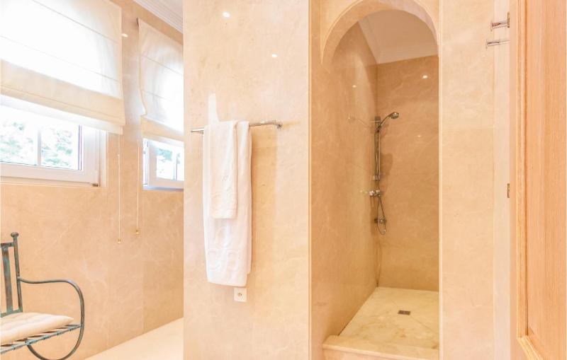 Seven-Bedroom Holiday Home image 4