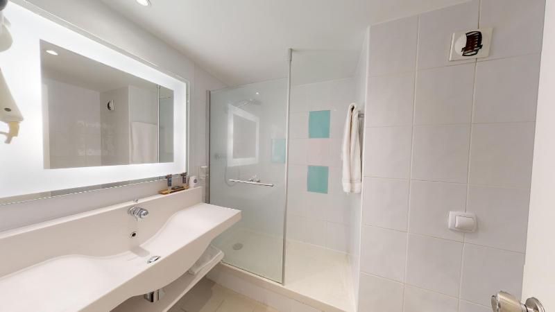 Classic Room with 1 Double Bed and 1 Single Bed image 3