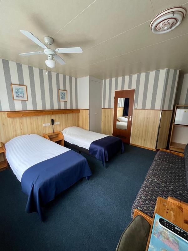 Standard Triple Room image 4