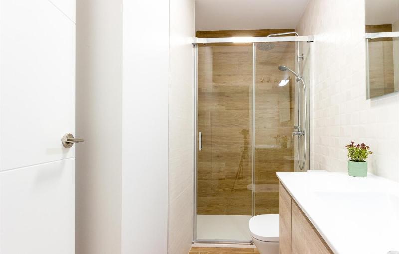 Awesome Apartment In Santa Pola With Wifi - image 11