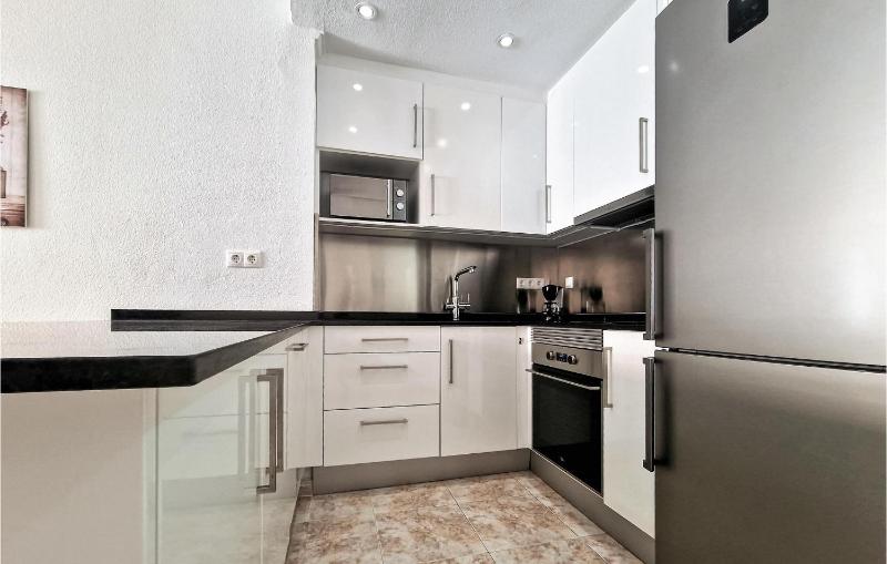 Awesome Apartment In Torrevieja With Wifi - image 12