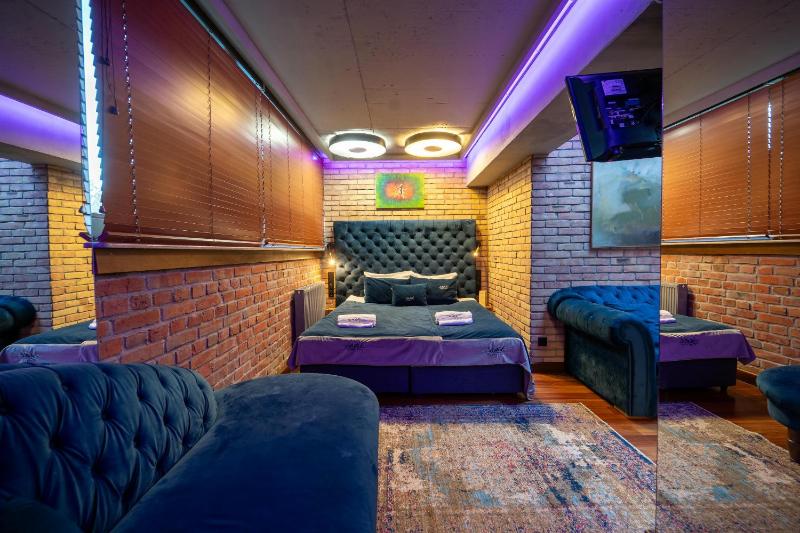 Deluxe Suite with Spa Bath image 4