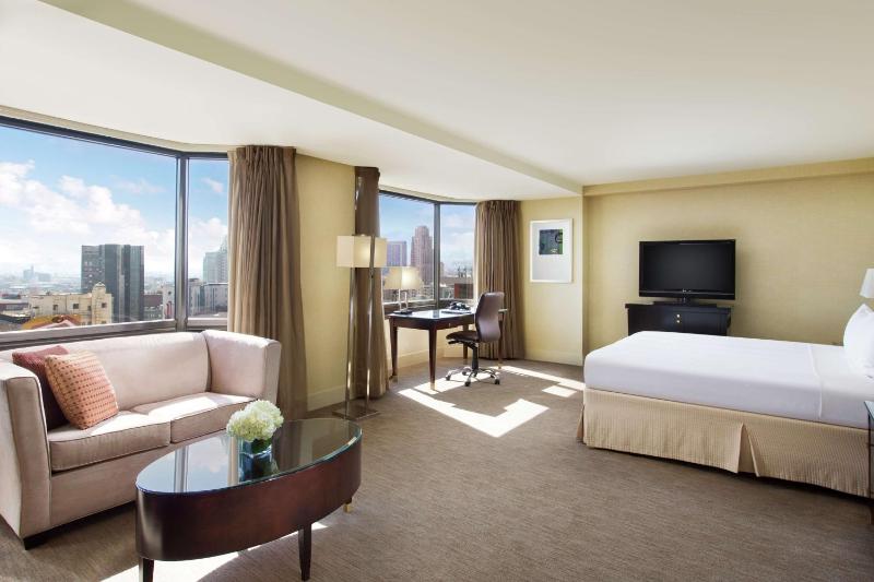 Junior King Suite with Seating Area image 4