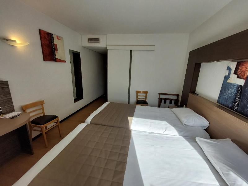 Twin Room image 3