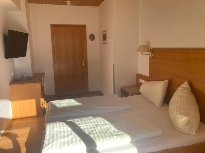 Standard Double Room image 3