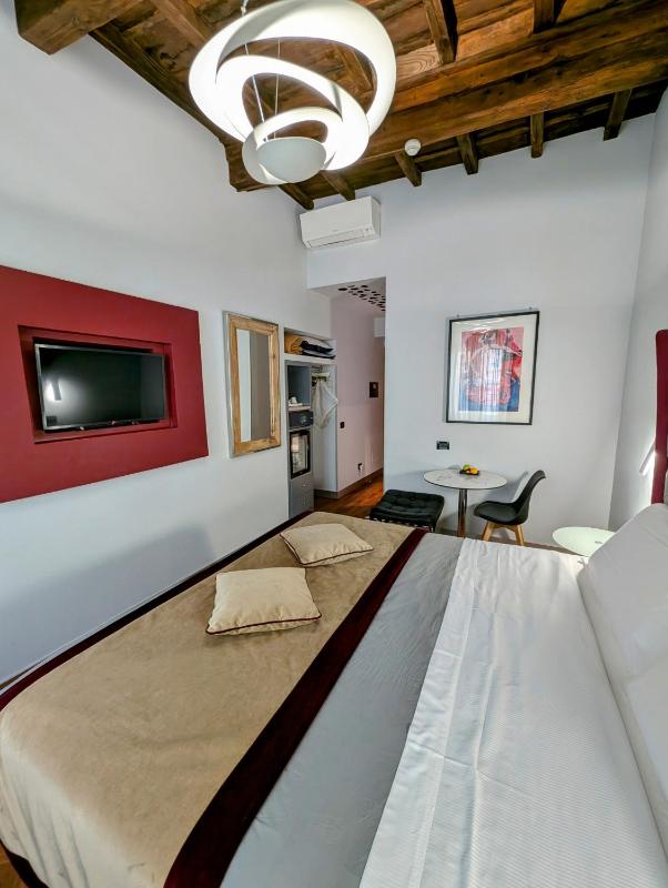 Deluxe Double or Twin Room with Spa Bath image 4