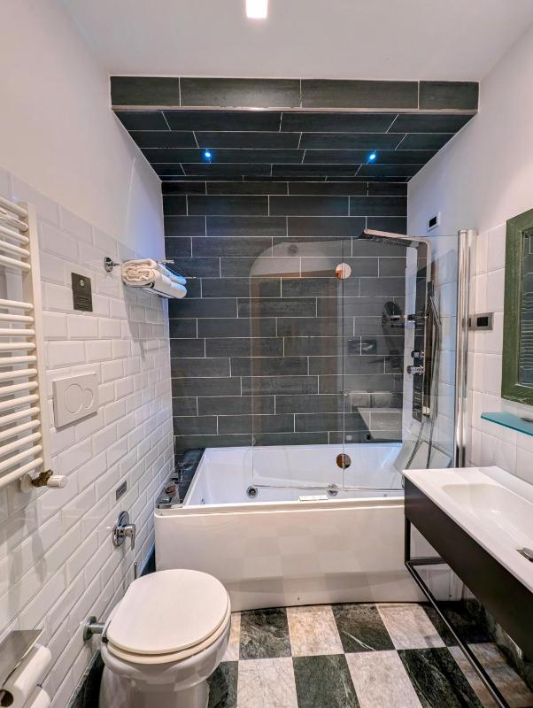 Deluxe Double or Twin Room with Spa Bath image 2