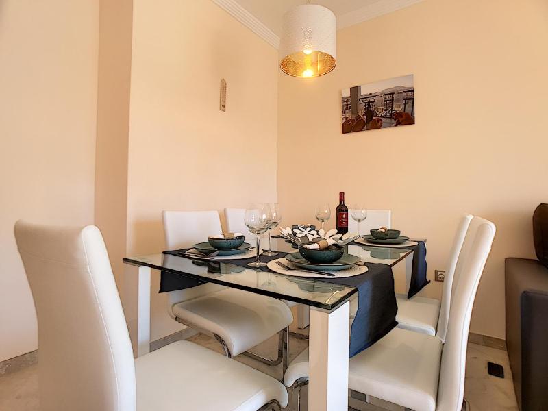 2239-Lovely 2 bedrooms with pool and paddle court - image 9
