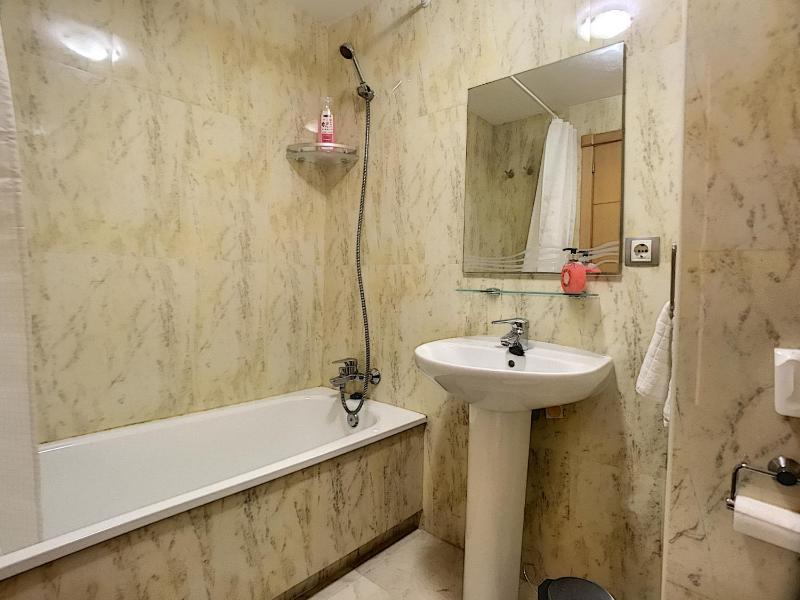 2239-Lovely 2 bedrooms with pool and paddle court - image 17