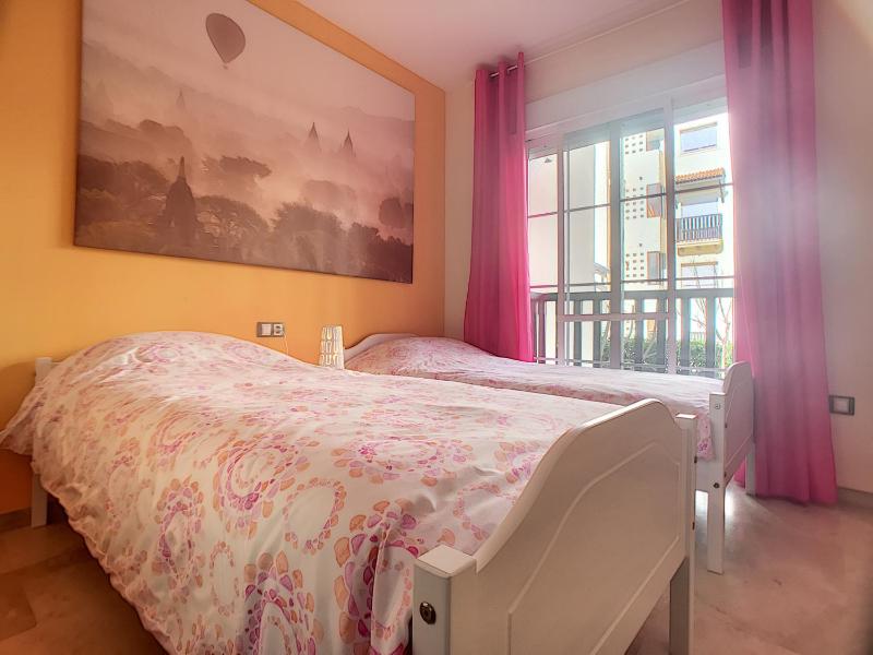 2239-Lovely 2 bedrooms with pool and paddle court - image 28