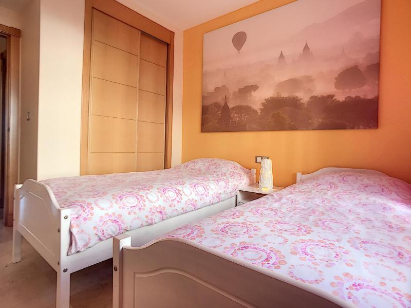 2239-Lovely 2 bedrooms with pool and paddle court - image 8