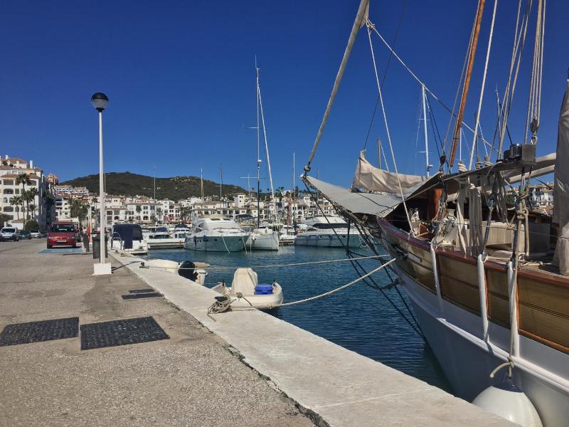 2239-Lovely 2 bedrooms with pool and paddle court - image 21