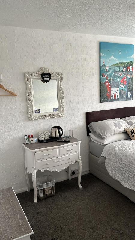 Double Room with Garden View image 4
