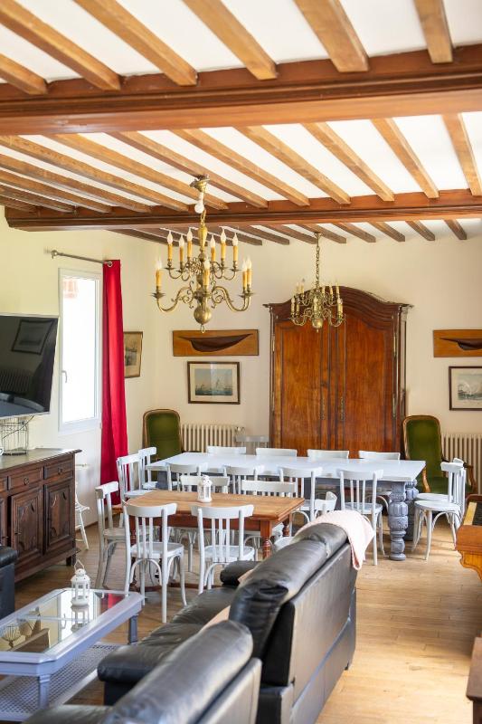 Six-Bedroom Villa  image 4