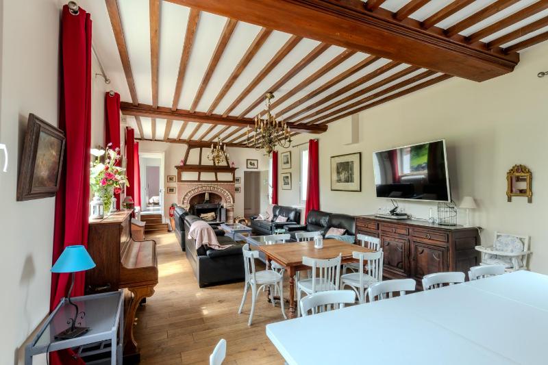 Six-Bedroom Villa  image 3