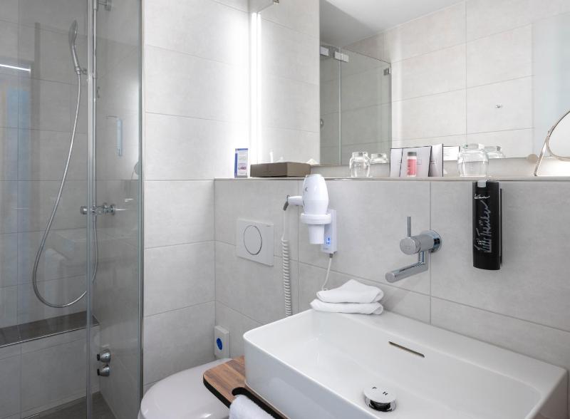 Deluxe Twin Room image 3