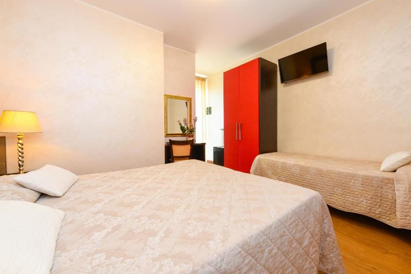 Standard Triple Room image 1