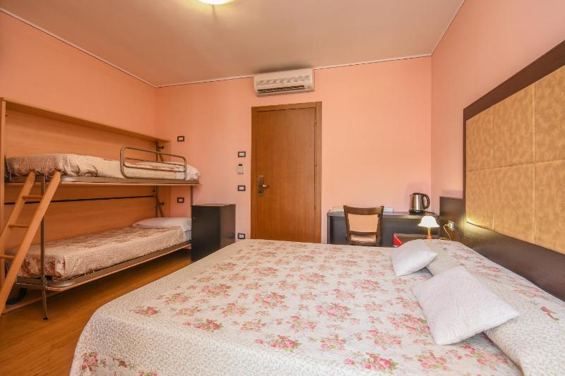 Standard Quadruple Room image 1