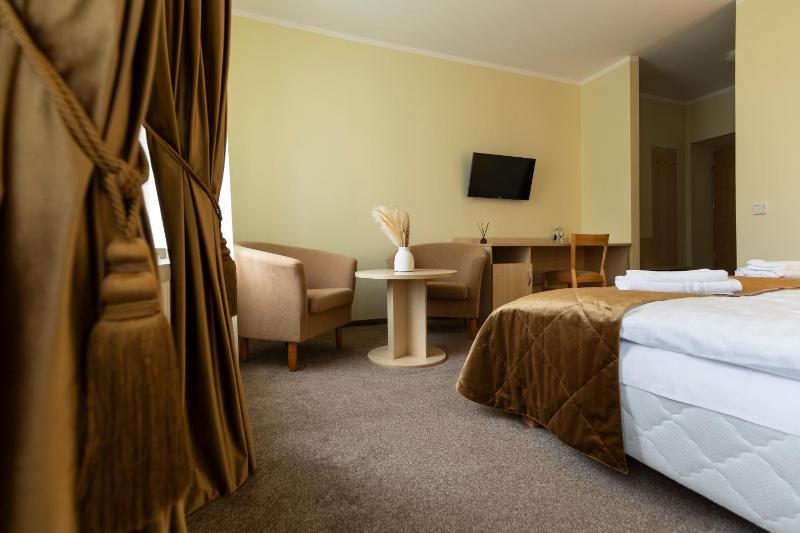 Standard Twin Room image 1